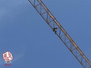 男子為討薪爬上40米高塔吊 結果脫水中暑下不來